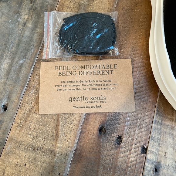 Kenneth Cole Gentle Souls Rosette - Picture 8 of 10